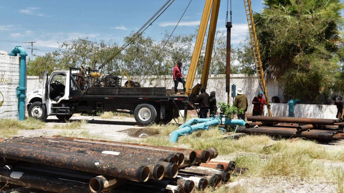 Simas Torreón realiza labores de reparación en bomba de la colonia Magdalenas