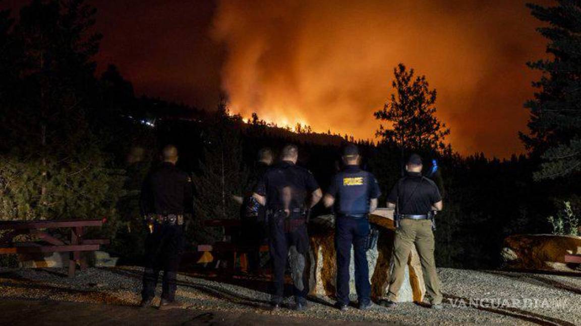 Fuertes vientos enardecen gigantesco incendio forestal en California