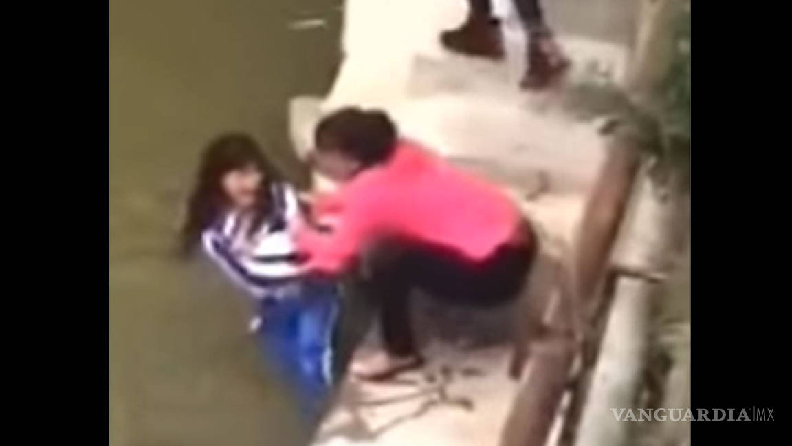 Madre intenta ahogar a su hija por sacar malas calificaciones (VIDEO)