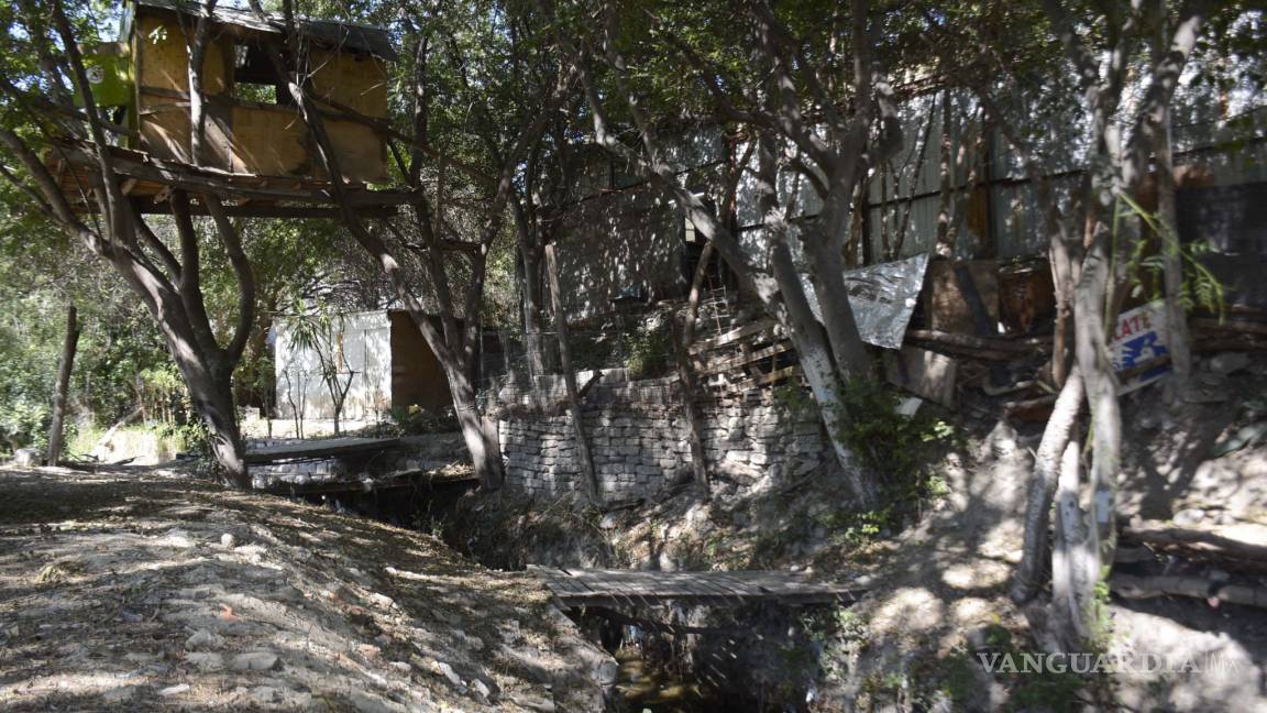 Convierten arroyo en el patio trasero de viviendas en colonias de Saltillo