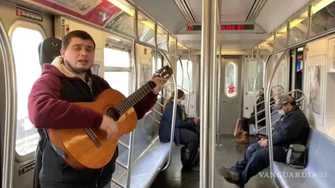 Nelson Vladimir Salmerón, un mariachi que anima a los escasos usuarios del metro de Nueva York durante la pandemia COVID-19