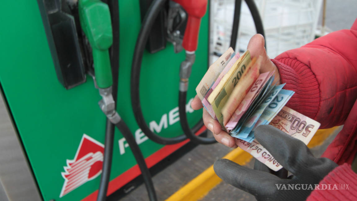 Precios de gasolinas bajan dos centavos este viernes