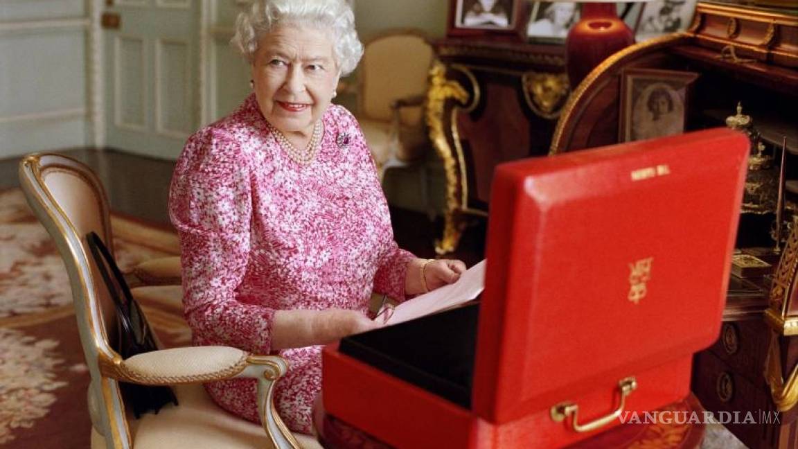 Con su silencio, Isabel II consolidó la monarquía británica