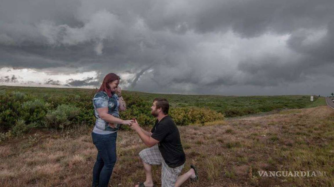 ¿Amor extremo? Con un tornado de testigo, sujeto le pide matrimonio a su novia