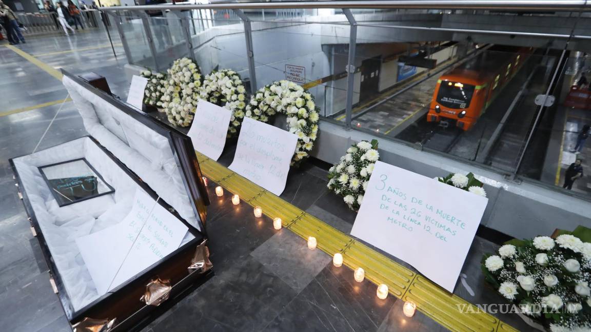 A tres años del colapso de la Línea 12 del Metro CDMX, colocan ataúd y flores en estación
