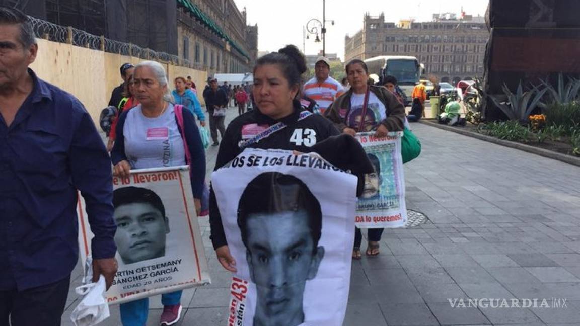 Acuden padres de los 43 de Ayotzinapa a reunión con AMLO en Palacio Nacional