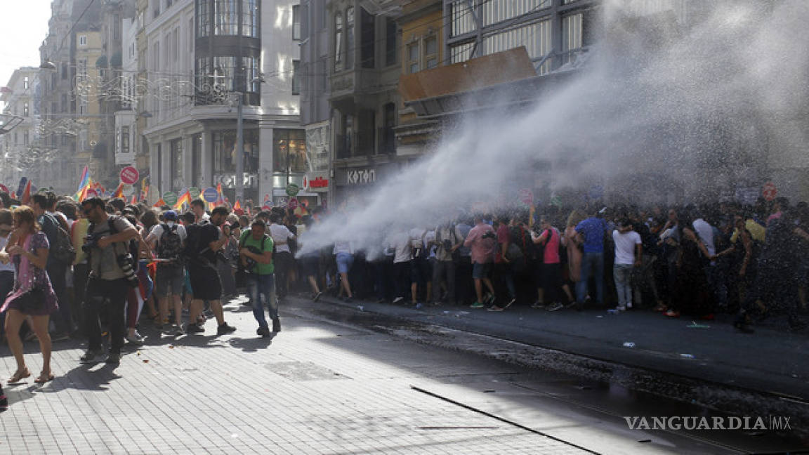 Policía turca reprime marcha del orgullo gay