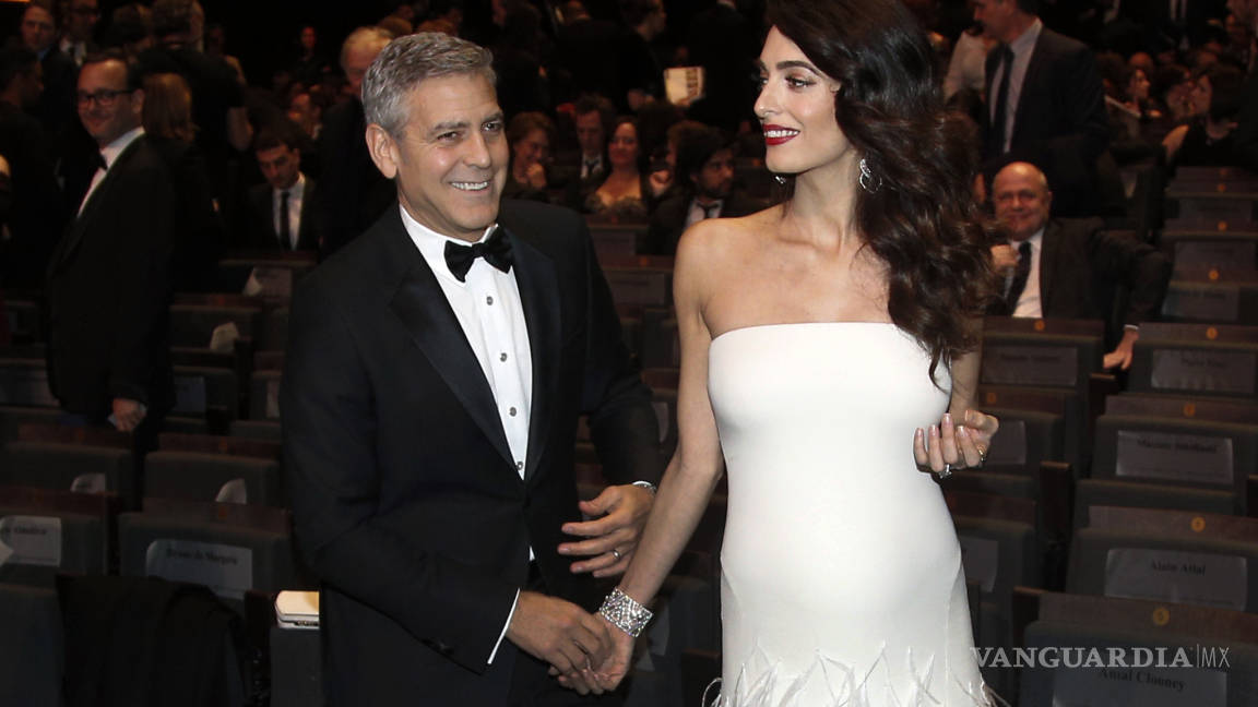 Amal Clooney luce embarazo en los Premios César
