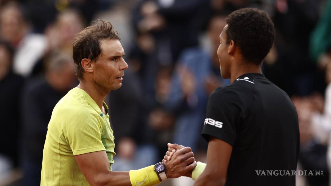 $!Rafael Nadal (i) le da la mano a Felix Auger-Aliassime después de ganar el partido de la cuarta ronda del torneo de tenis Abierto de Francia en Roland Garros en París.
