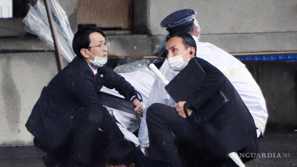 Evacuan a primer ministro de Japón tras explosión en pleno discurso (videos)