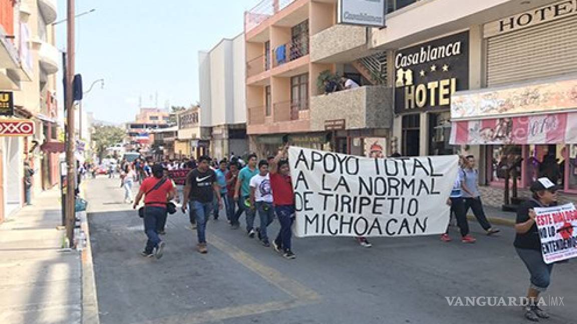 Marchan en Guerrero, por normalistas de Morelia