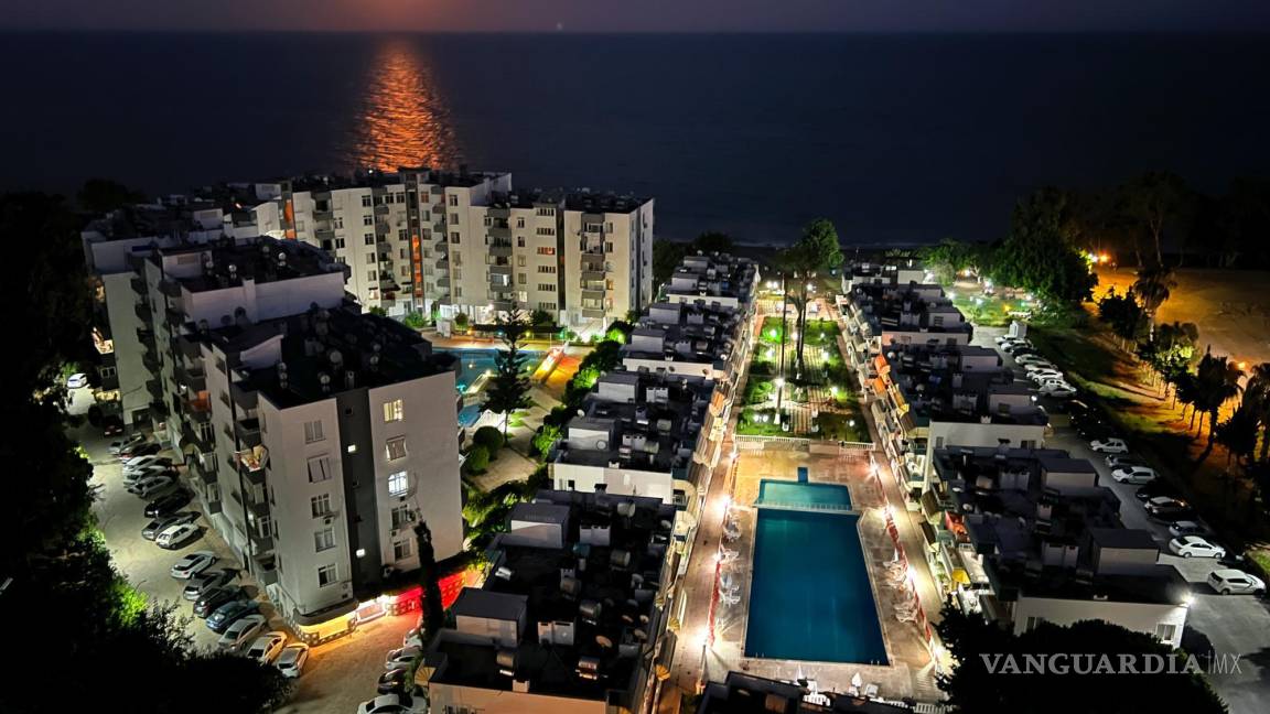 $!Una superluna, sobre el Mar Mediterráneo frente a un complejo residencial en la ciudad de Mersin, en el sur de Turquía, el 13 de julio de 2022.