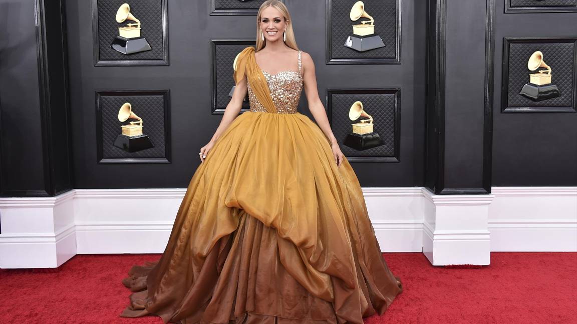 Carrie Underwood escogió un vestido color mostaza de Dolce & Gabbana. $!Carrie Underwood escogió un vestido color mostaza de Dolce & Gabbana.