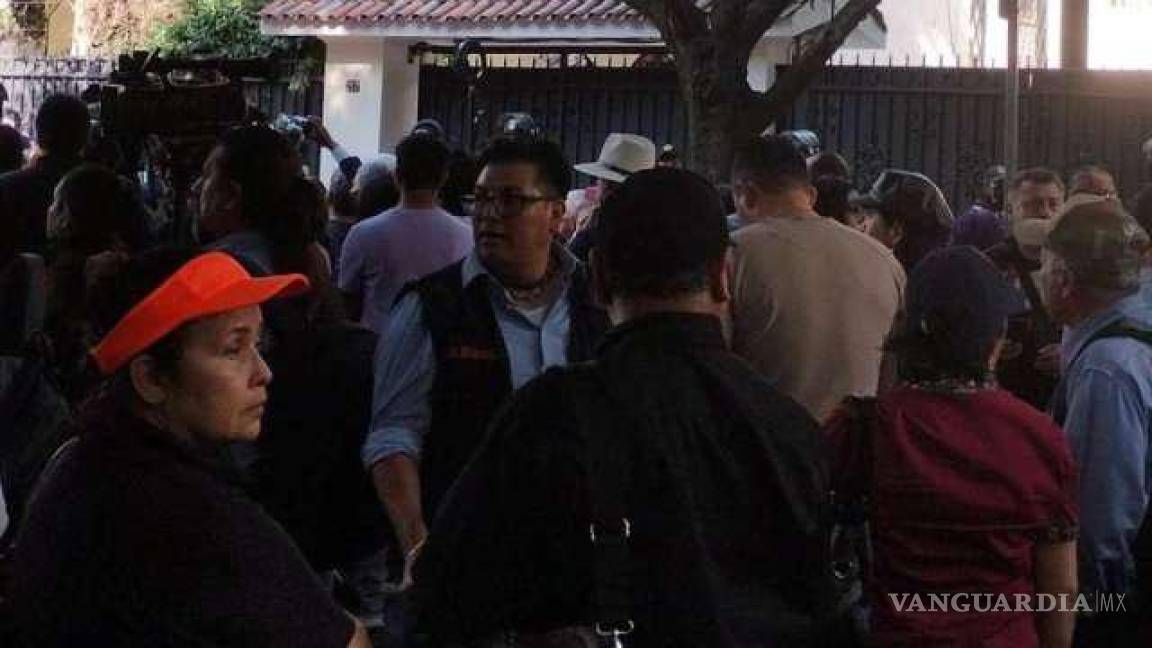 Mexicanos iniciaron protestas en la embajada de Ecuador; SSC se mantiene en vigilancia