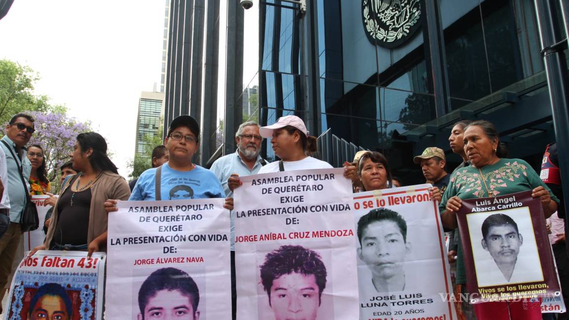 Padres de los 43 denuncian presunto espionaje de la PGR