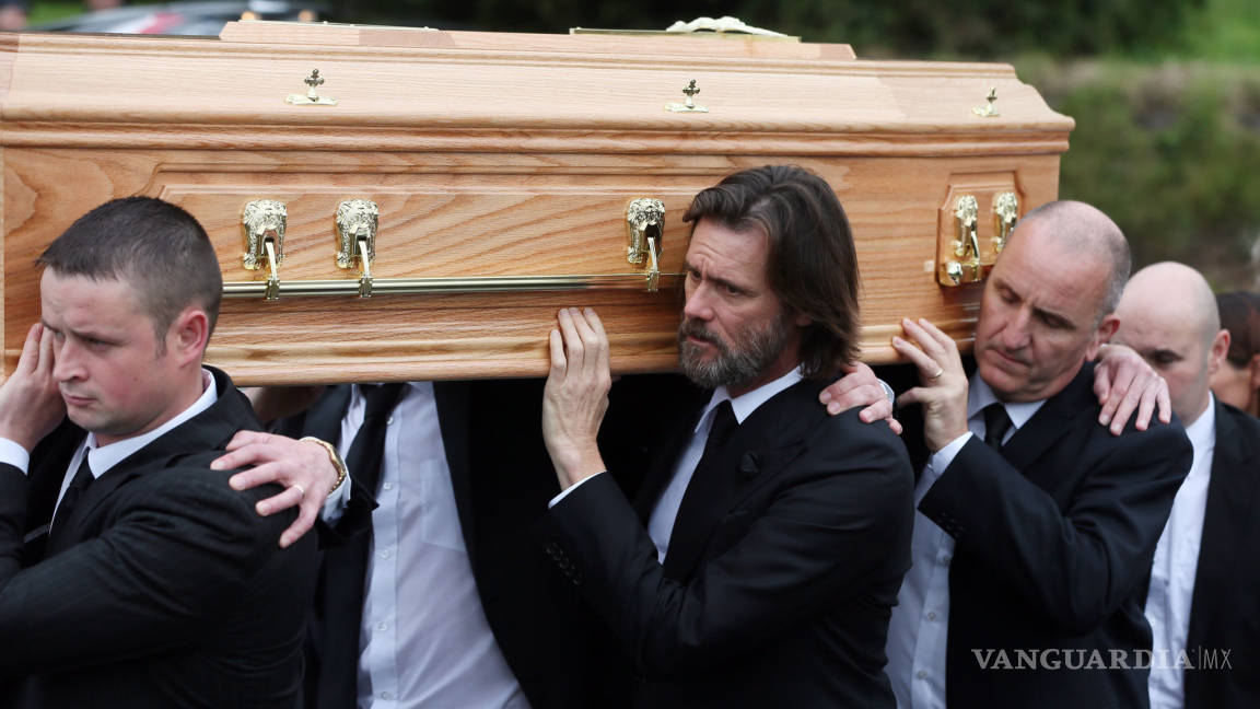 Jim Carrey lleva el ataúd de su exnovia Cathriona White en su funeral