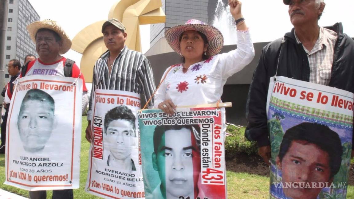 Padres de los 43 desaparecidos protestan frente a Secretaría de Gobernación