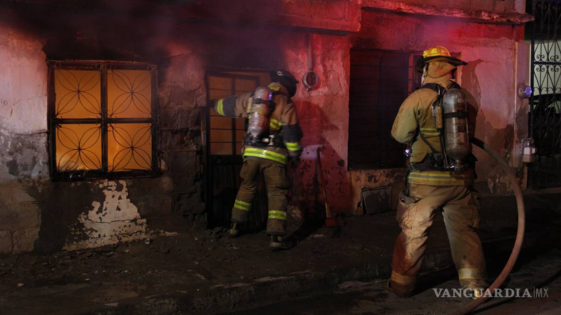 Bomberos sofocan incendio en colonia de Saltillo