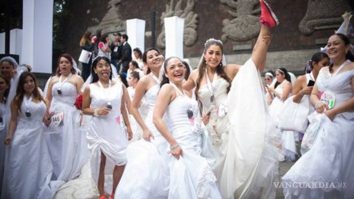 Cientos de mujeres corrieron vestidas de novias en la CDMX