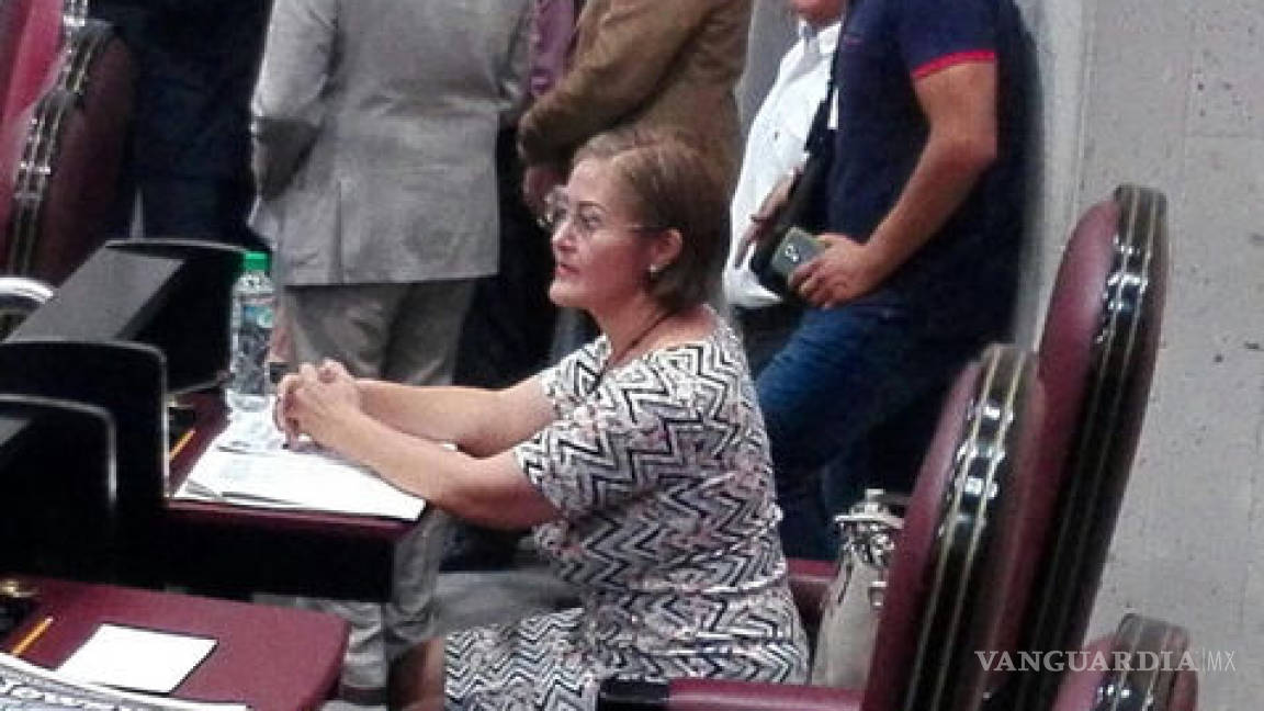Tras 3 semanas, Eva Cadena reaparece en Congreso de Veracruz