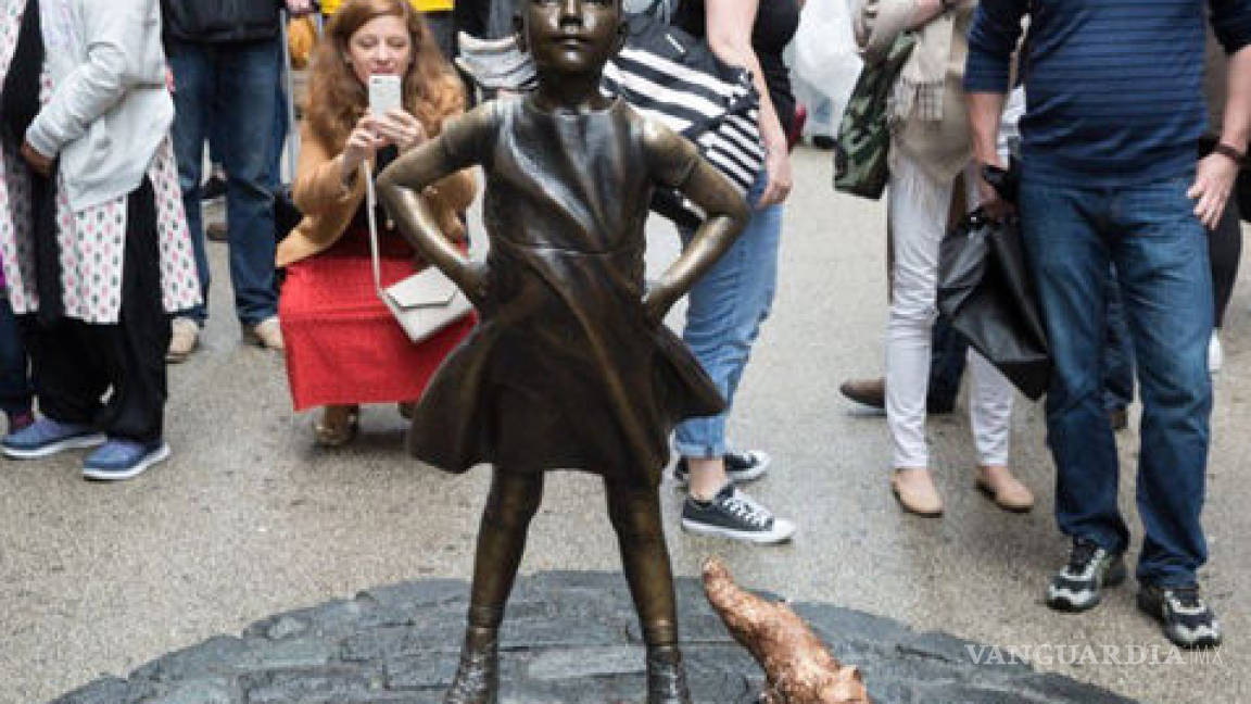 Colocan estatua de un perro orinando a la niña de bronce en NY