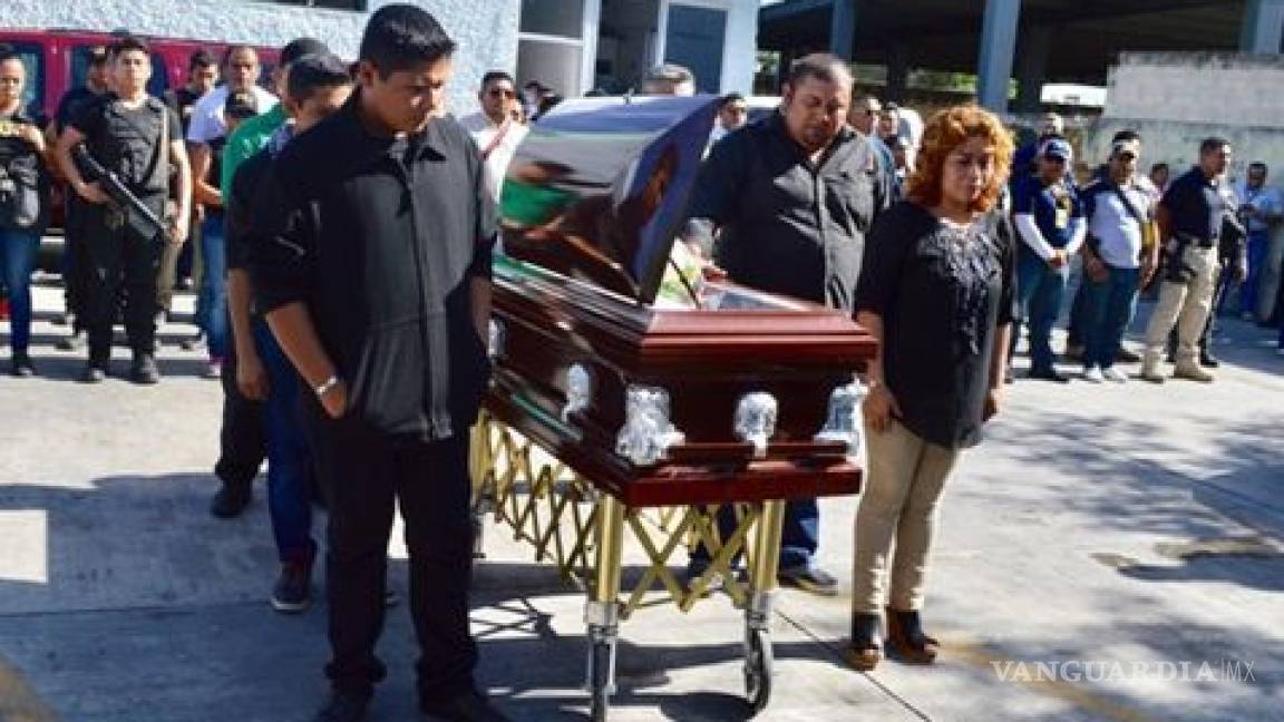 Rinden homenaje a policía que murió en ataque a Fiscalía en Cancún