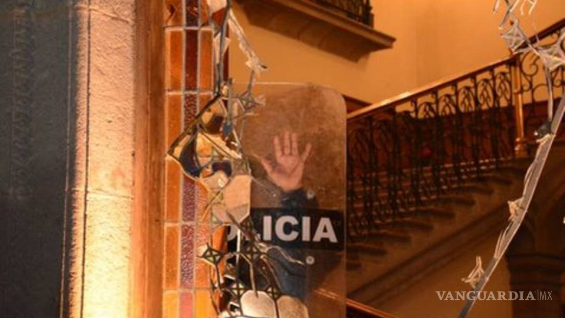 Vandalizan manifestantes Palacio de Gobierno de Nuevo León