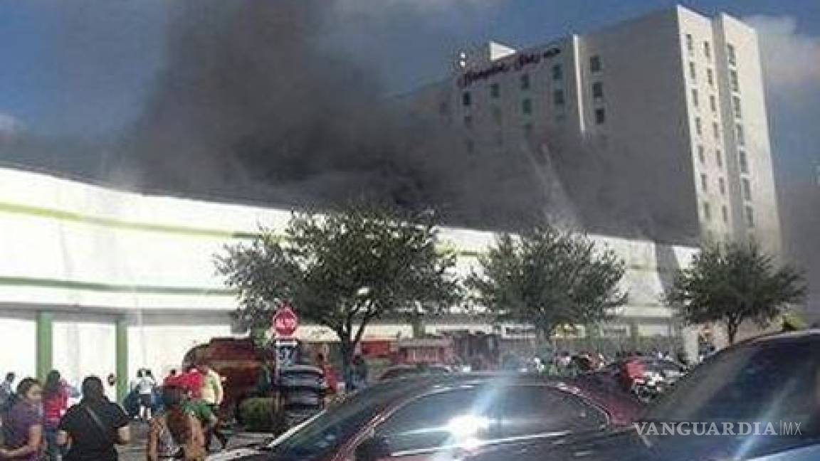 Incendio consume centro comercial en Reynosa