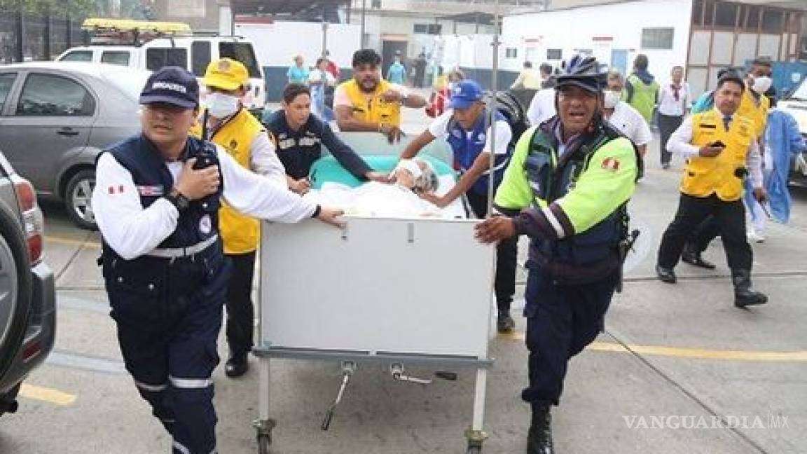 Evacuan hospital de Lima, tras incendio de almacén