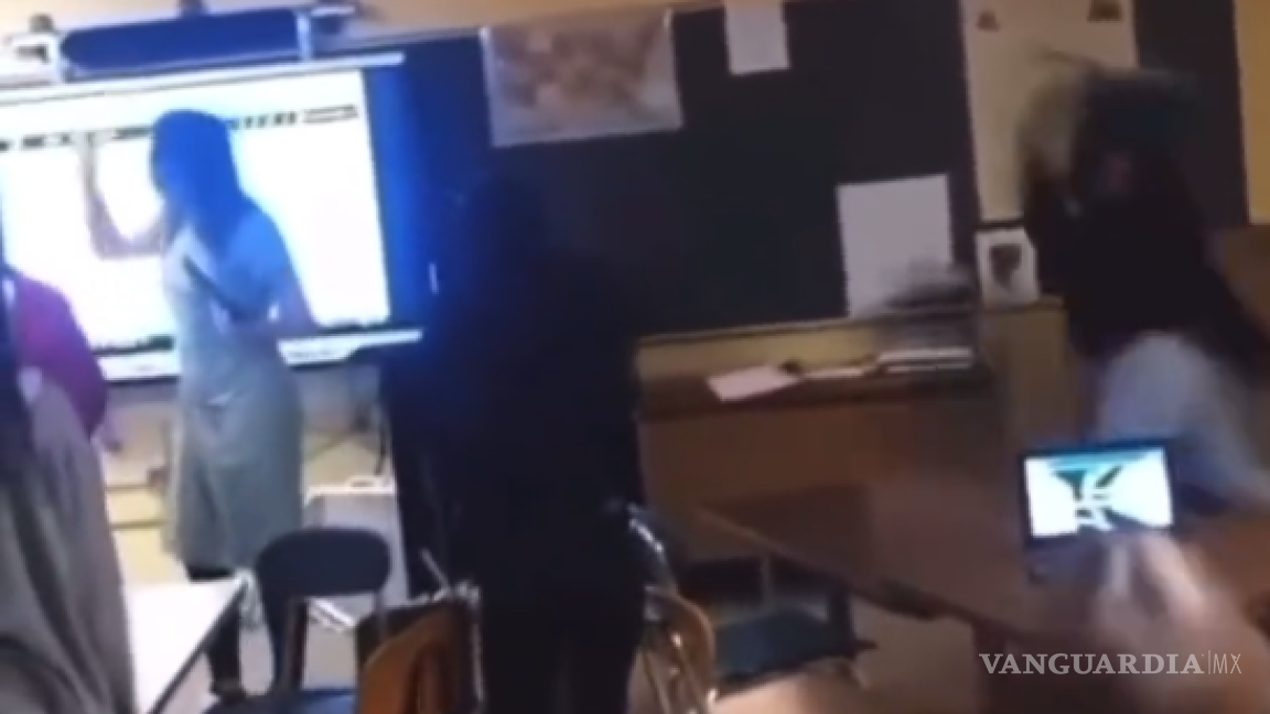 Estudiante arrojó una silla a maestra y la dejó inconsciente (VIDEO)