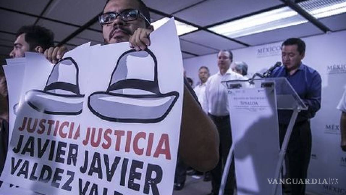 En medio de conferencia de prensa, periodistas exigen a Osorio Chong justicia para Javier Valdez