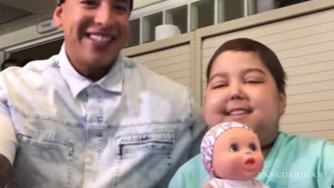 Daddy Yankee canta con niña enferma de cáncer
