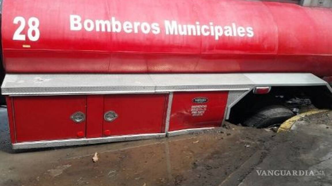 Socavón en Veracruz se 'tragó' un camión de bomberos