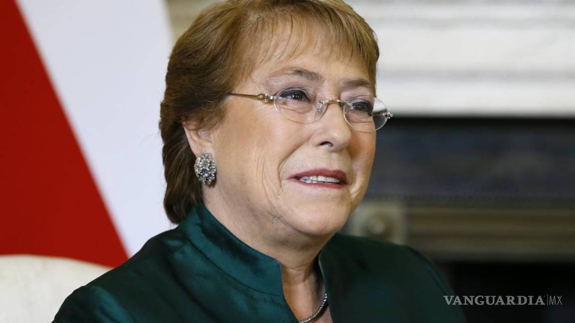 Visita Bachelet en hospital a mujer a la que le arrancaron los ojos