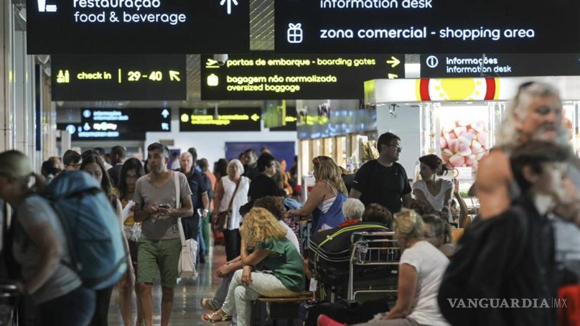 Miles de turistas están atrapados en el aeropuerto de Madeira en Portugal