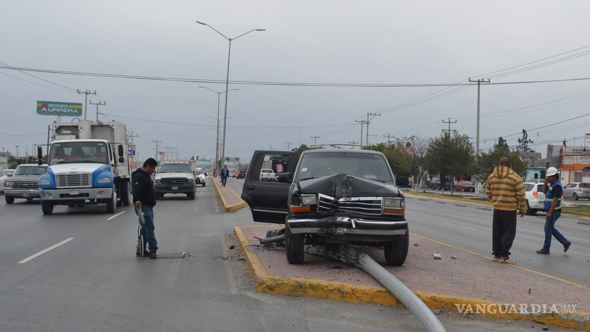 Hombre pelea con su esposa, huye con su hijo y choca frente a la PGJE de Coahuila