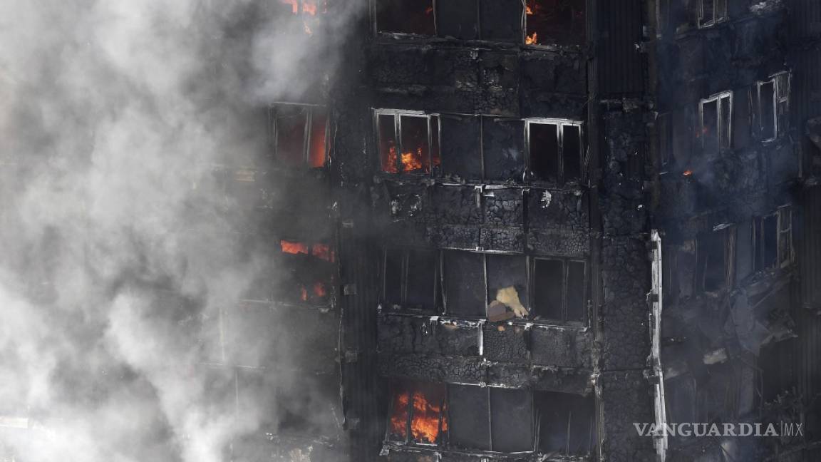 Padres desesperados tiraron a hijos del rascacielos en llamas en Londres