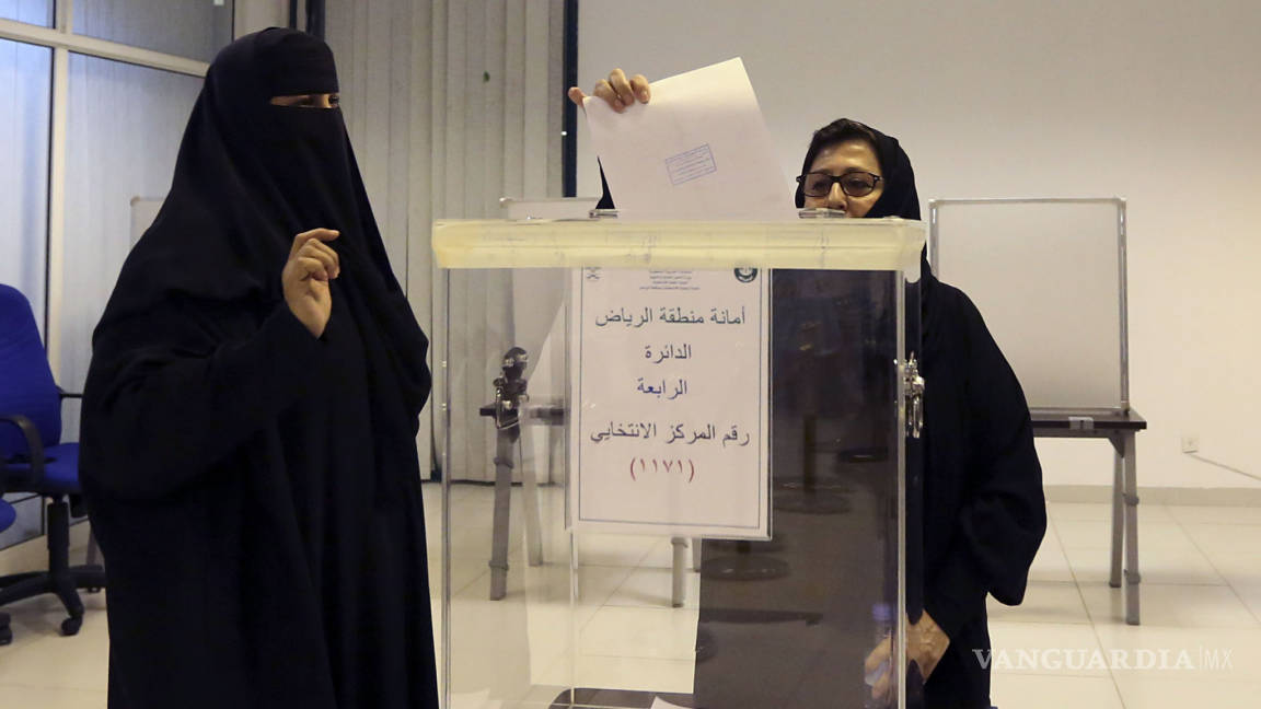 Mujeres participan por primera vez en elecciones en Arabia Saudí