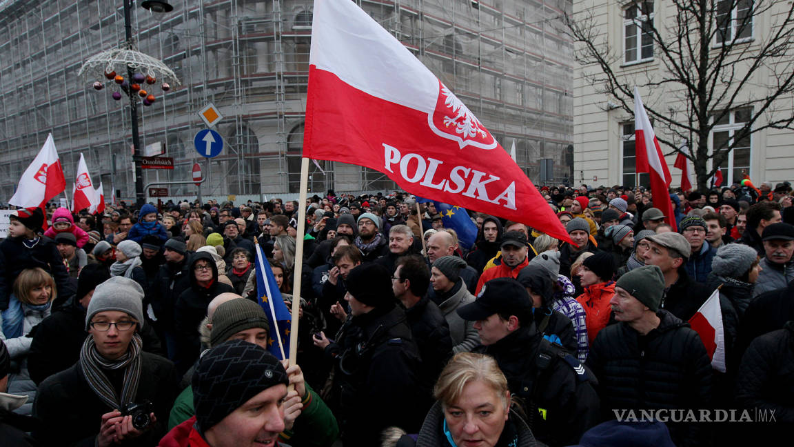 Miles de polacos se manifiestan en Varsovia por democracia y contra Gobierno