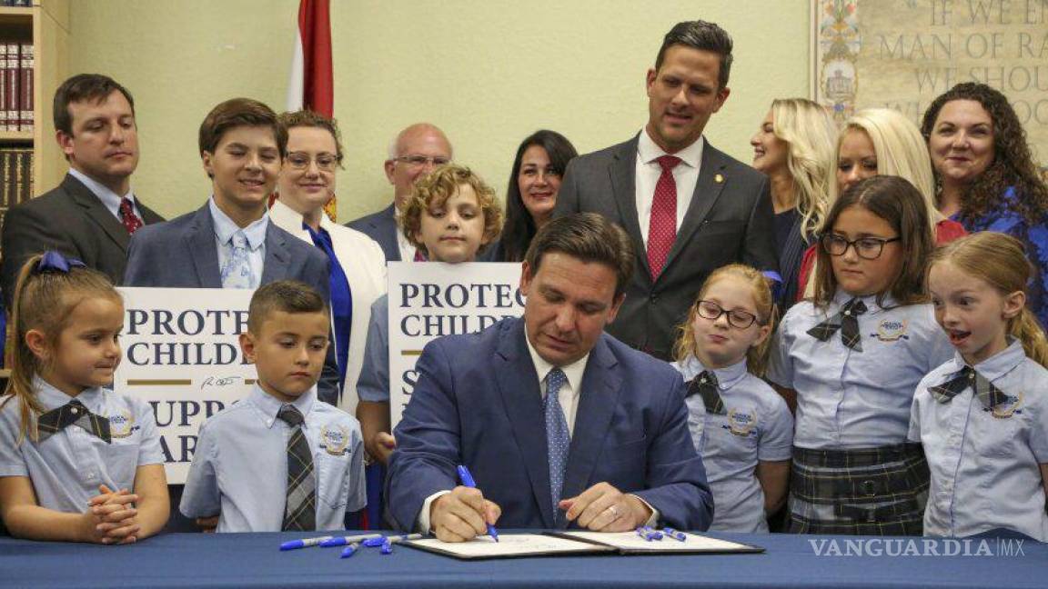 Gobernador de Florida firma el proyecto de ley “Don’t Say Gay”