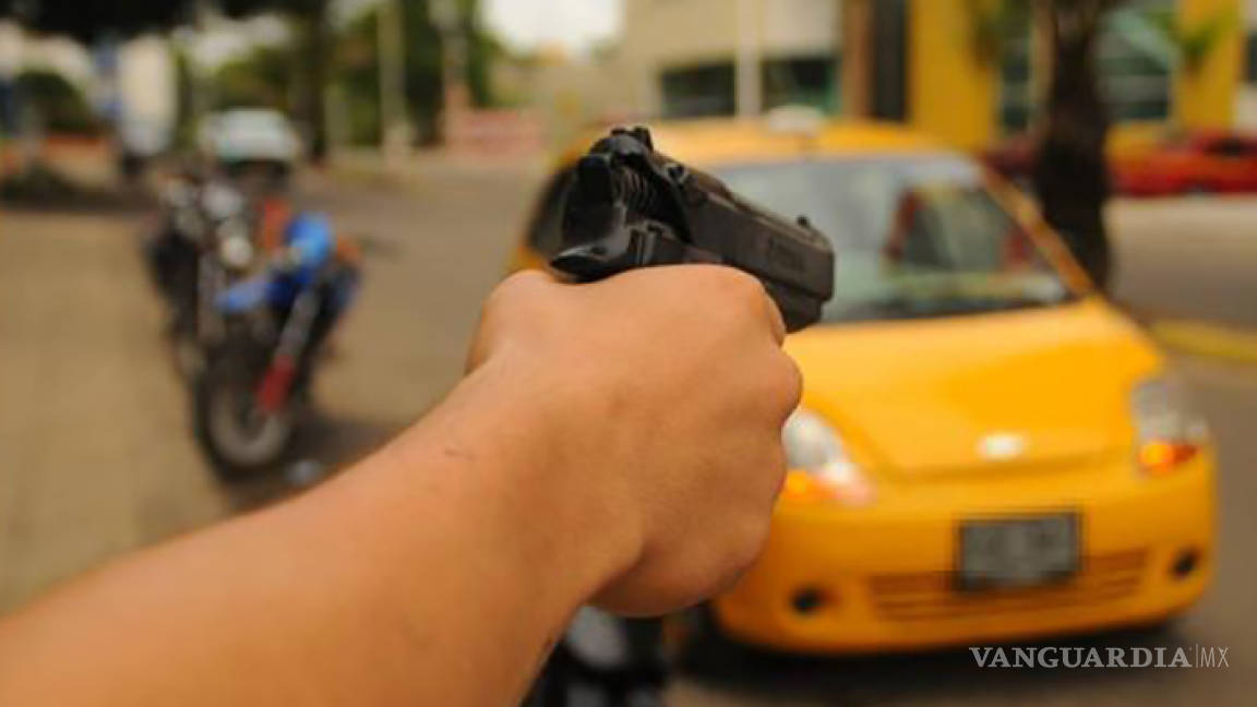 Armados asaltan a taxista; lo abandonan en Arteaga