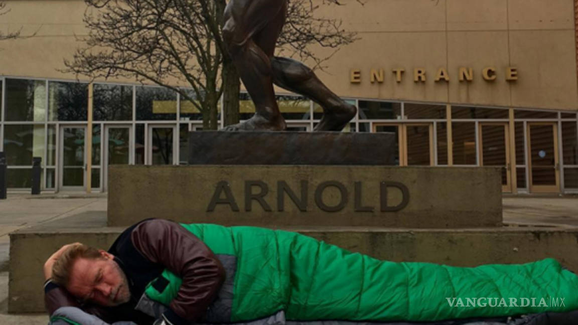 Arnold Schwarzenegger sorprende durmiendo en la calle como un indigente
