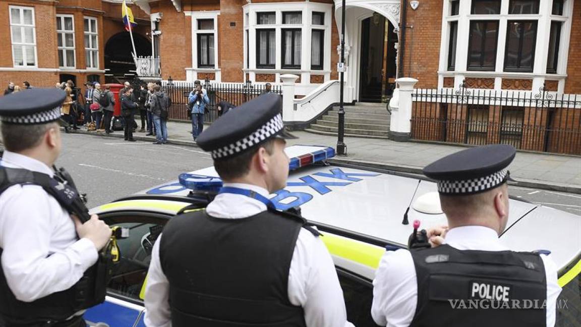 Scotland Yard detendrá a Assange si sale de la embajada