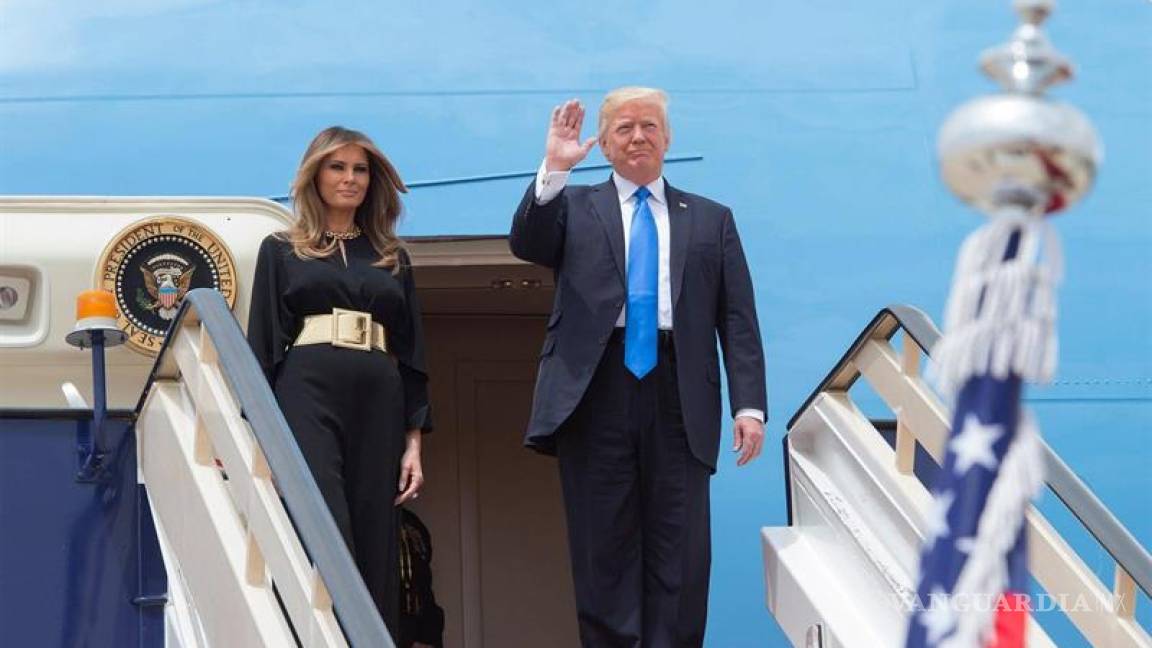 Melania Trump prescinde del velo en su llegada a Arabia Saudí