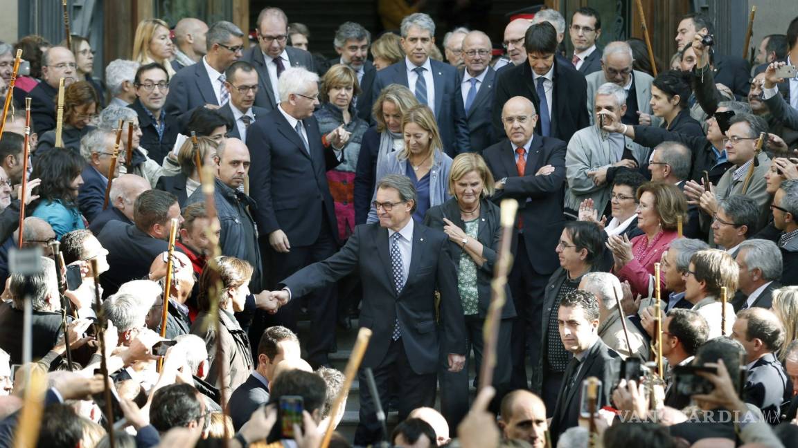 Declara Artur Mas ante la Justicia arropado por multitud secesionista