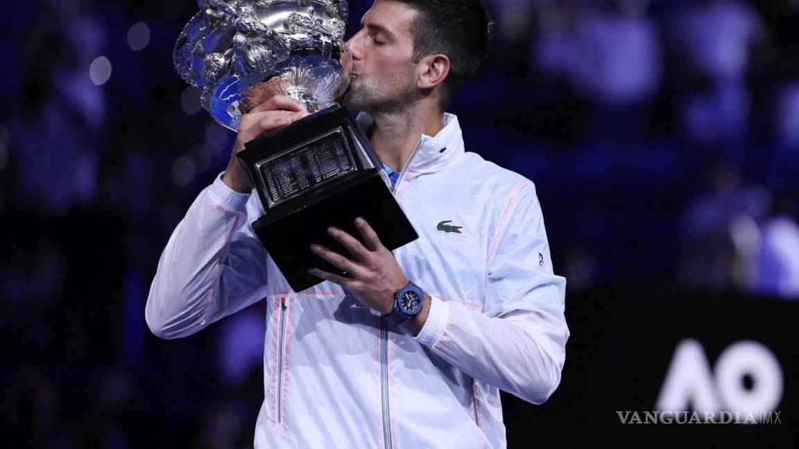 Novak Djokovic supera récord de Roger Federer como el tenista más longevo, líder de la ATP