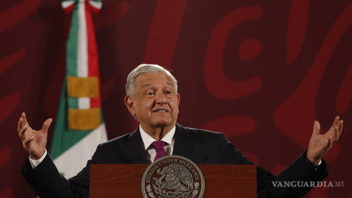 $!El presidente de México, Andrés Manuel López Obrador, habla durante una conferencia de prensa matutina en el Palacio Nacional, en Ciudad de México.
