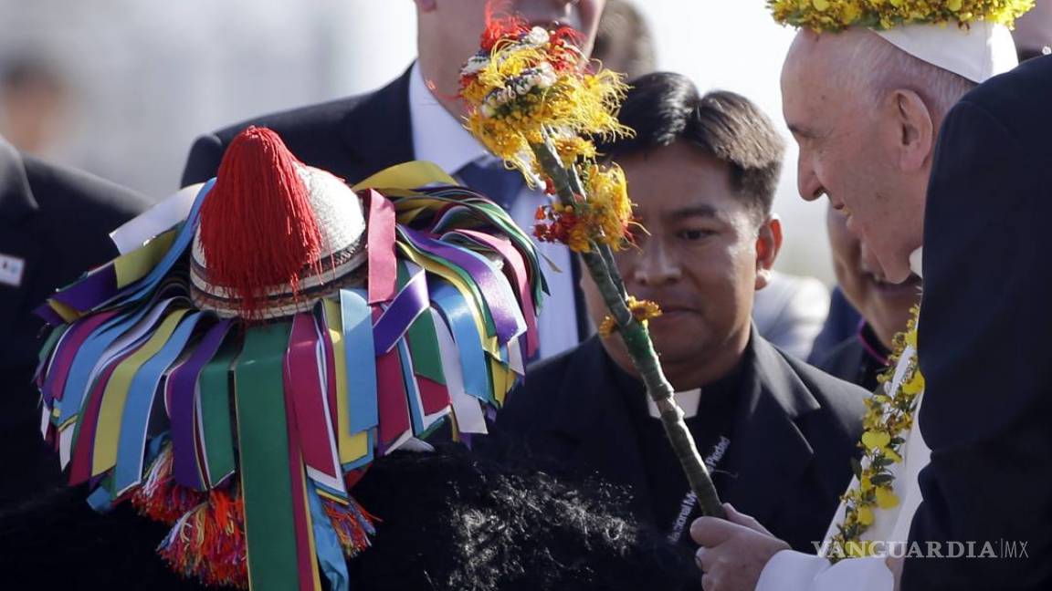 Matrimonio Indígena recibe al Papa Francisco en Chiapas con una corona de flores