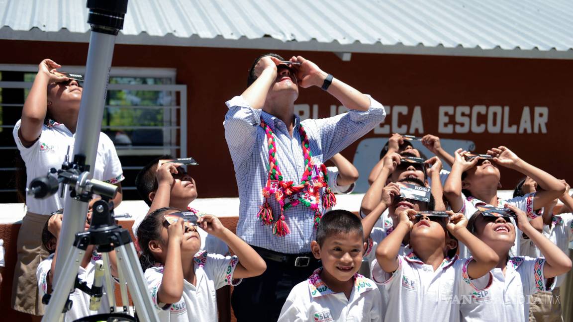 Peña Nieto observa el Eclipse Solar... pero prefiere no explicar en qué consiste