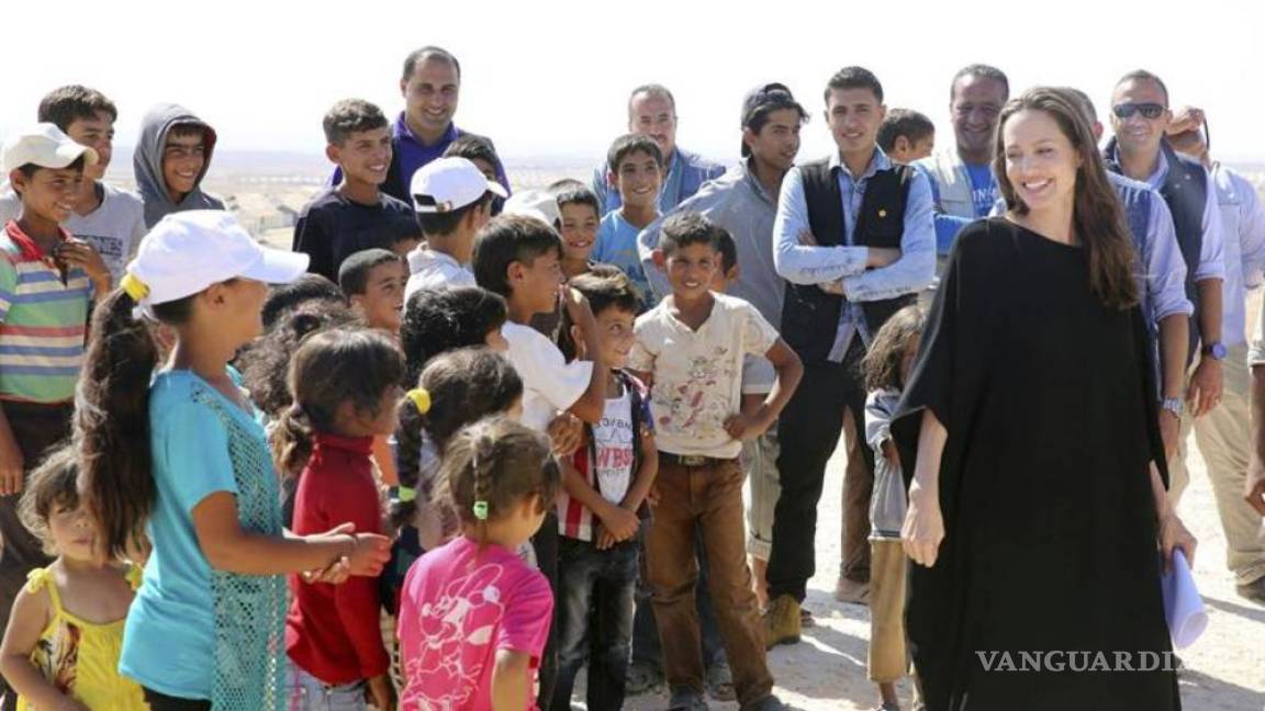 Visita Angelina Jolie un campo de refugiados sirios en Jordania